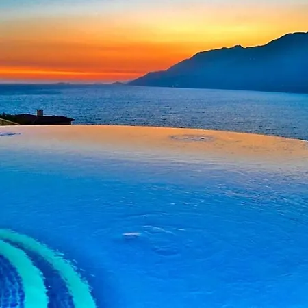 Villa Sleeps 6 Pool Air Con Wifi *