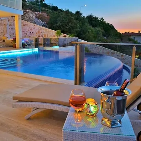 Villa Sleeps 6 Pool Air Con Wifi *