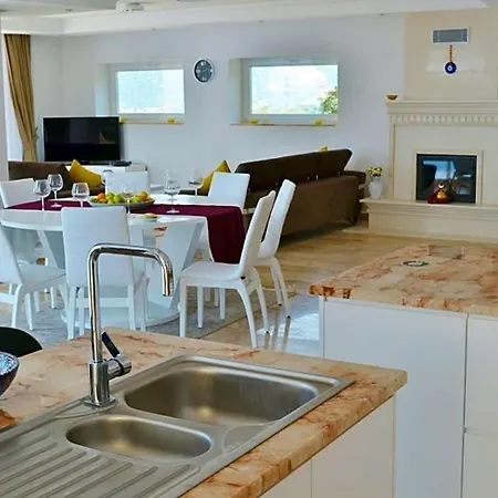 Sleeps 6 Pool Air Con Wifi