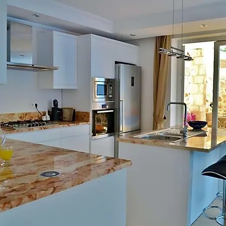 Villa Sleeps 6 Pool Air Con Wifi *